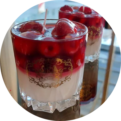 Vela en vaso con frutos rojos